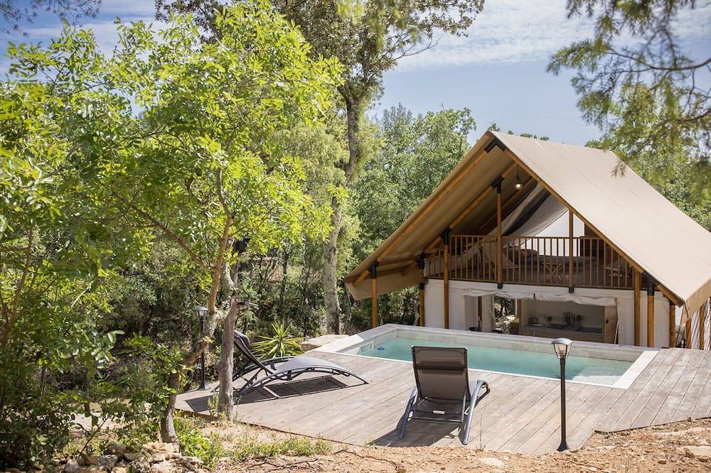 Family lodge with swimming pool for 6 to 7 people in the middle of the Garrigue in Castillon-du-Gard, Region de Nimes