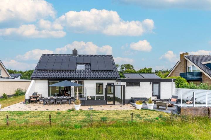 Villa voor 10 personen, with sauna and terras as well as tuin and uitzicht, met huisdier in De Koog
