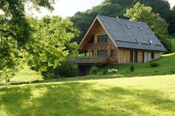 Maison de campagne pour 8 personnes, avec jardin et terrasse à Égliseneuve-d'Entraigues