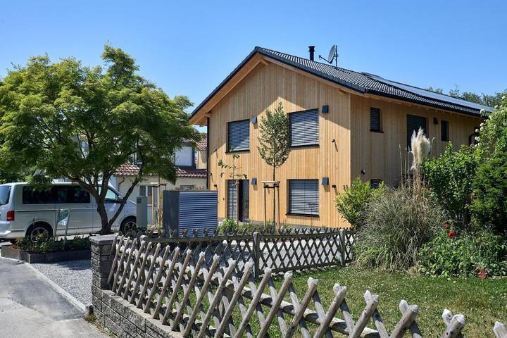 Ferienwohnung für 5 Personen, mit Terrasse und Whirlpool sowie Garten und Ausblick in Konstanz