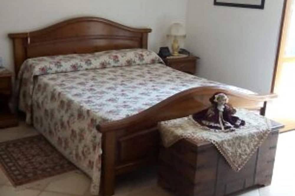 Blick Auf Das Anene-Tal Vor Den Simbruini-Bergen in Jenne, Latium