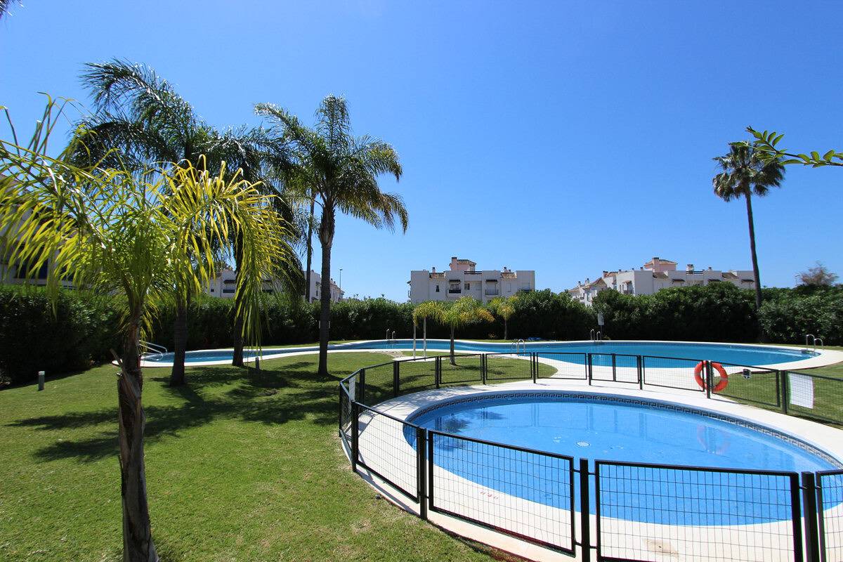 Geheel vakantieappartement, Apt - Sleeps 4 - Pool - Pets Ok - Parking in Marbella West, Marbella