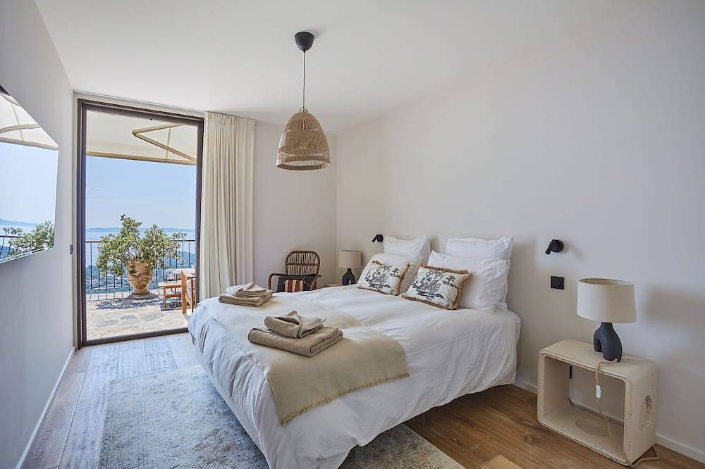 Villa vue mer fantastique domaine privé Gaou Bénat superbement rénovée piscine in Cap Bénat, Bormes-les-Mimosas