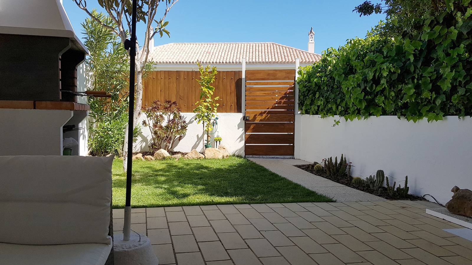 Entire studio, Magnific Studio with a cozy garden, 5 minutes to t in Albufeira, Faro District
