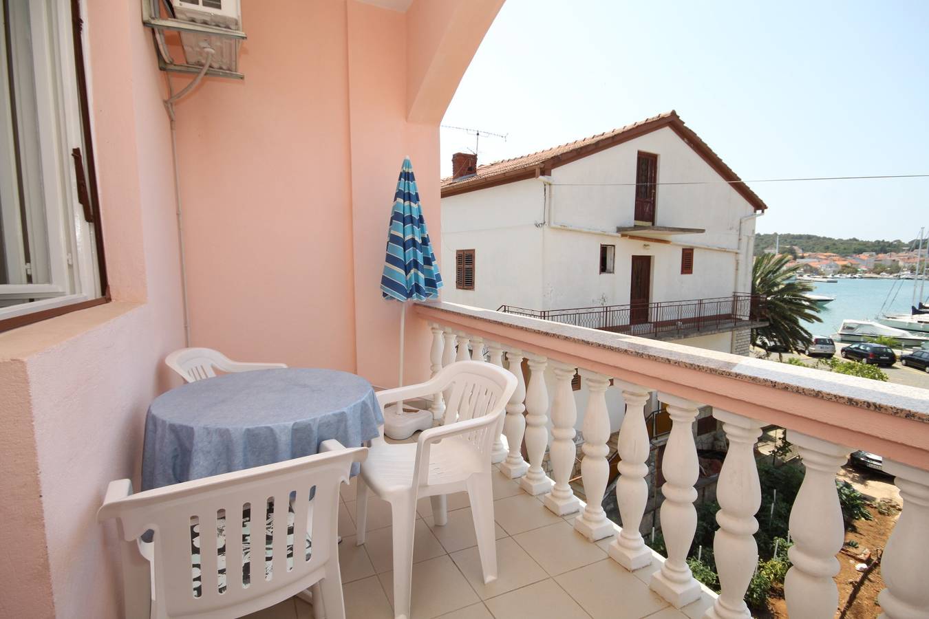 Ganze Wohnung, Three bedroom apartment with terrace and sea view Kukljica, Ugljan A-8318-a in Kukljica, Insel Ugljan