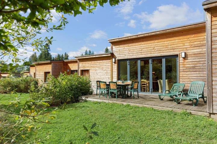 Parc de vacances pour 4 personnes, avec Terrasse et Jacuzzi ainsi que Jardin et Piscine dans les Vosges