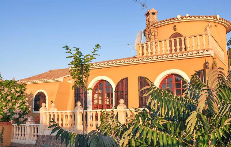 Retiro en Oliva con piscina, terraza y barbacoa, cerca de la ciudad y del río in Tossal Gros d'en Carros, Oliva