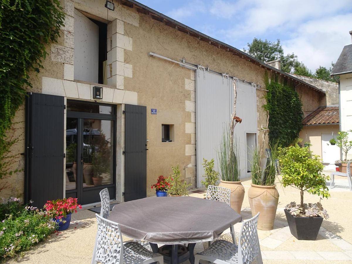 Appartement entier, Studio Apartment in Quinçay, Vienne (France)