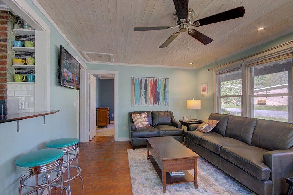 Sugar Shack Downtown Brevard Pets Ok, Fire Pit, Fenced Yard, Bike Storage, Free Biltmore Pass in Brevard, Transylvania County