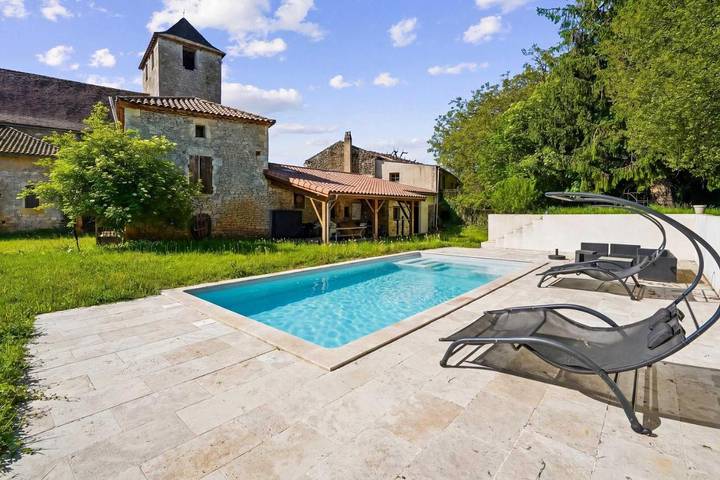 Location de vacances pour 10 personnes, avec terrasse ainsi que jardin et piscine, animaux acceptés à Saint-Martin-le-Redon