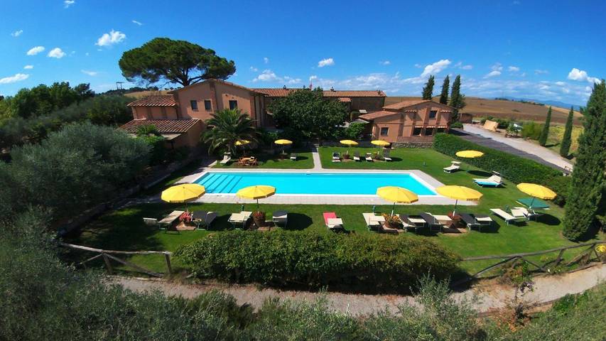 Agriturismo per 8 persone, con giardino e piscina in Lago Trasimeno