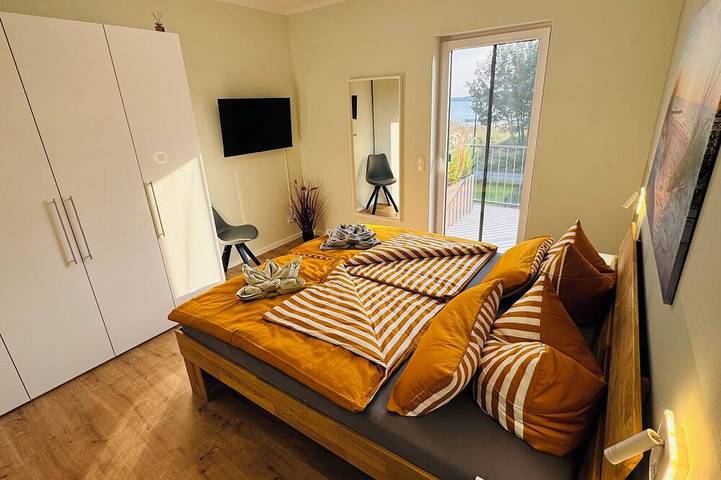 8P Ferienhaus ,,Seegelblick" in erster Seereihe mit Whirlpool, Sauna & Kamin in Pouch, Muldestausee