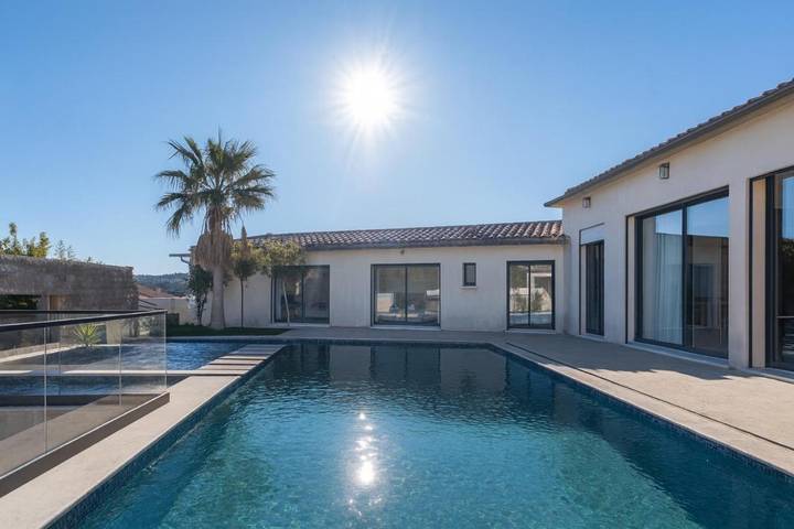 Location de vacances pour 8 personnes, avec jardin ainsi que jacuzzi et piscine à Lançon-Provence - 2