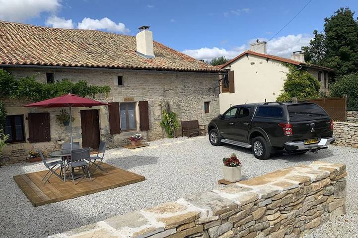 Gîte pour 6 personnes, avec terrasse ainsi que piscine et jardin, animaux acceptés à Vanzay