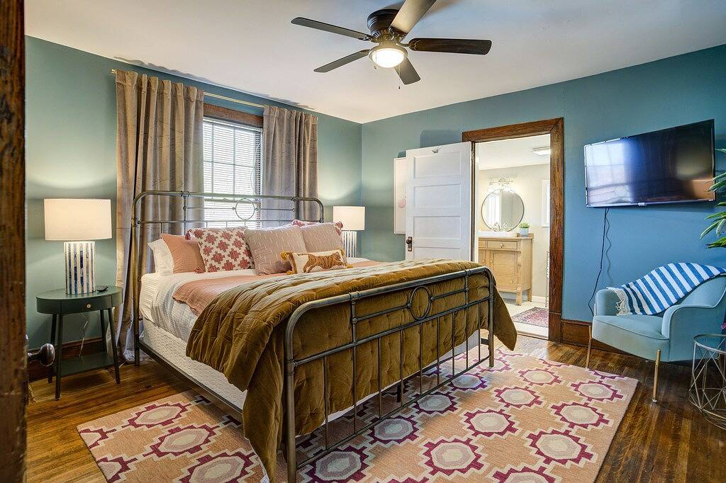 ✨️Family Friendly Getaway✨️Small or Large Groups Welcome - Eclectic Design Gem! in Johnson City, Blue Ridge Mountains