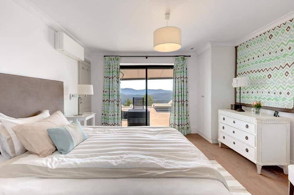 Near Valbonne, modern villa. One - or two family but with separate accommodation in Mouans-Sartoux, Cannes region