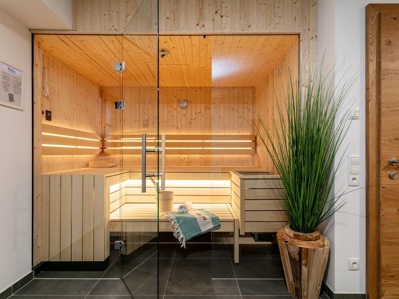Luxus-Lodge mit Privatsauna bei Flachau
 in Eben im Pongau, Tennengau