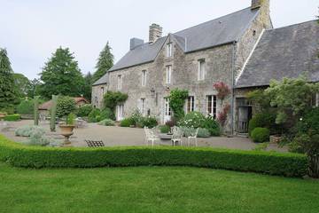 Gîte pour 12 personnes, avec terrasse et jacuzzi ainsi que jardin et sauna à Le Mesnil-Garnier
