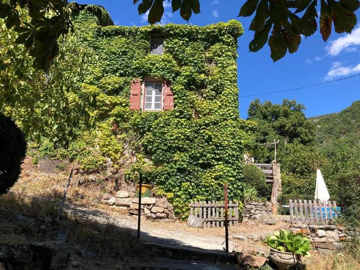 Location de vacances pour 8 personnes, avec Terrasse ainsi que Jardin et Vue dans Bassurels