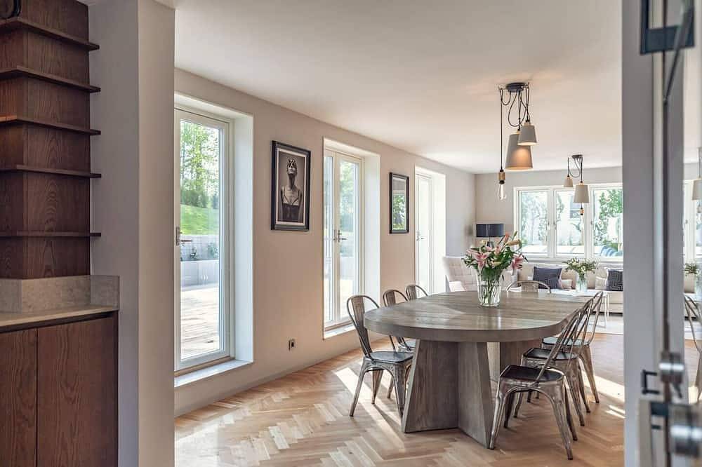 Luxury villa in Täby with large pool in Täby kommun, Schwedische Ostsee