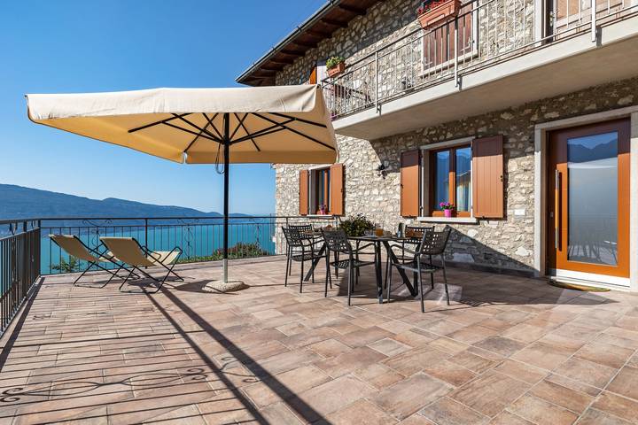 Vakantiewoning voor 4 personen, with Balkon and Tuin as well as Uitzicht op het meer in Tignale