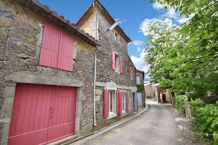 Location de vacances pour 5 personnes, avec Terrasse ainsi que Jardin et Piscine à La Caunette