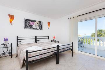Villa for 30 People in Luz, Faro District, Photo 1