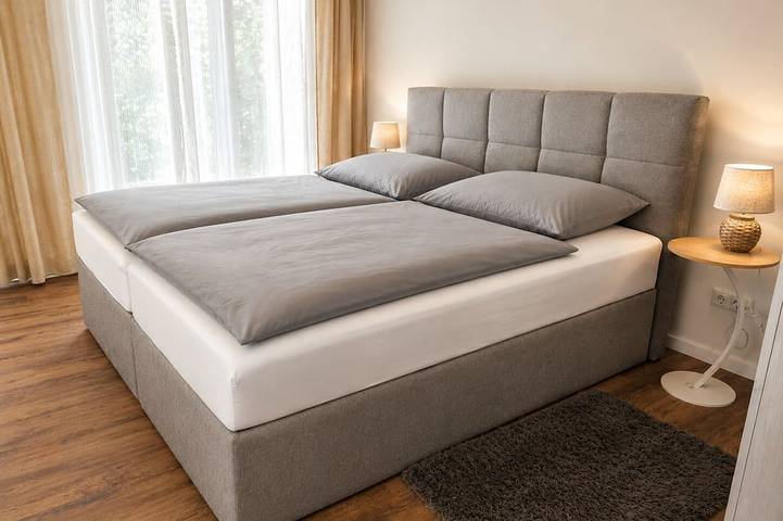 Ganze Wohnung, Große Ferienwohnung 60 m² mit 2 Balkonen, Seeblick, direkt am Wasser & Bootssteg in Neukieritzsch, Hainer See