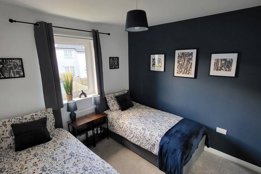 Stylish 3 bedroom, 2.5 bathroom home near Edinburgh airport. Free parking. in Livingston, West Lothian