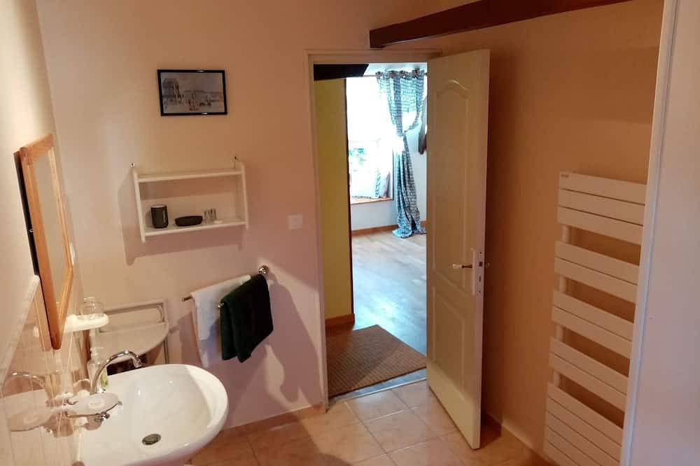 Chambre spacieuse Jaune - Petit dejeuner inclus in Gavray, Région de Coutances