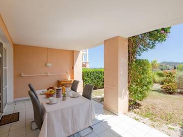 Gîte pour 4 personnes, avec piscine ainsi que jardin et terrasse dans Gare Du Dramont