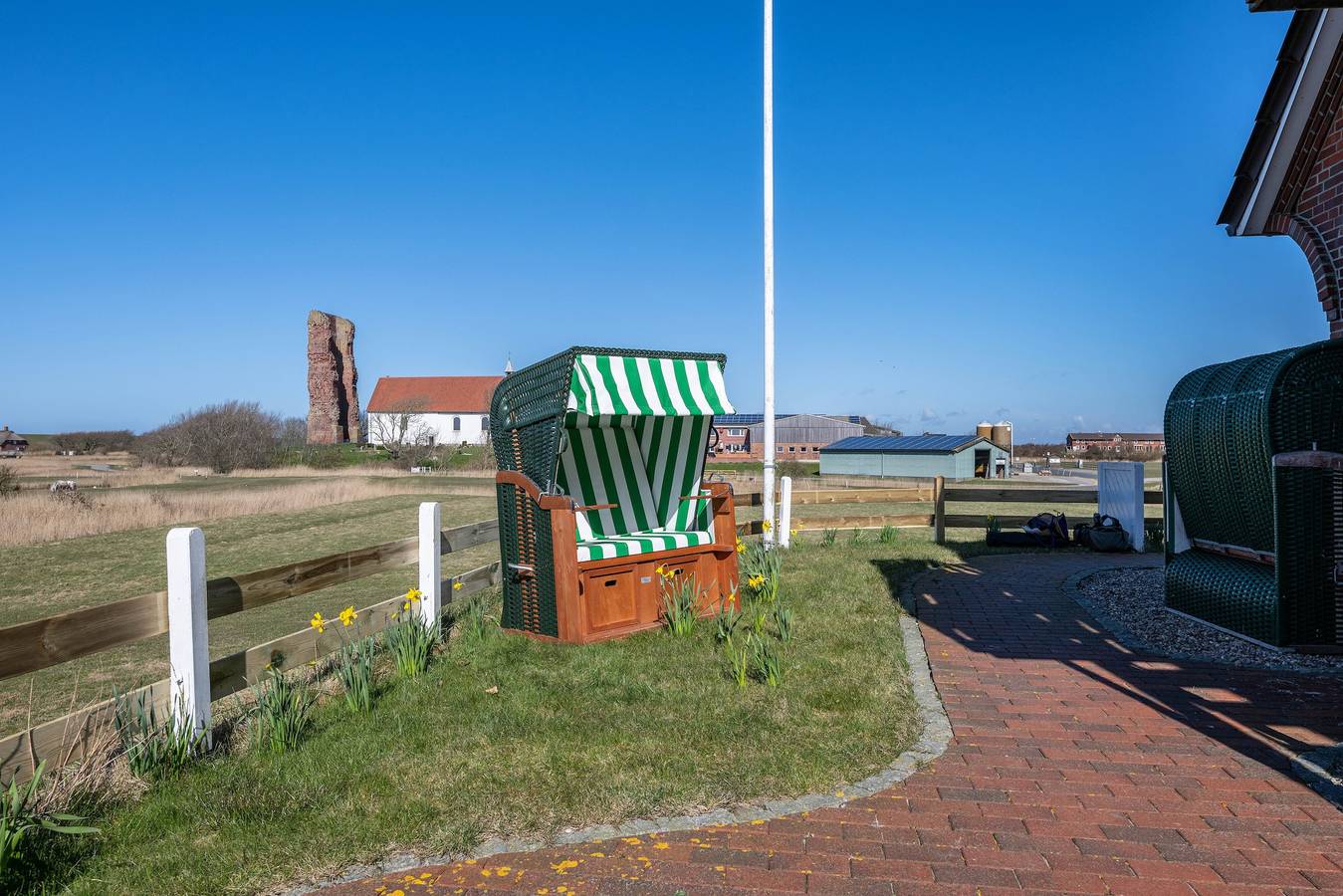 Ganze Wohnung, Ferienwohnung 'Deichblick' mit Gemeinschaftsgarten, Balkon und Wi-Fi in Pellworm, Nordfriesland