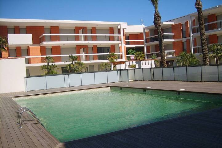 Location de vacances pour 4 personnes, avec piscine ainsi que terrasse et jardin, animaux acceptés dans Villeneuve-Loubet Plage