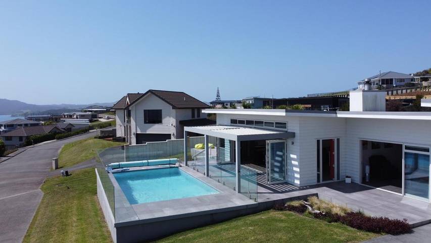 Ferienhaus für 6 Personen, mit Terrasse und Ausblick sowie Garten und Pool in Neuseeland