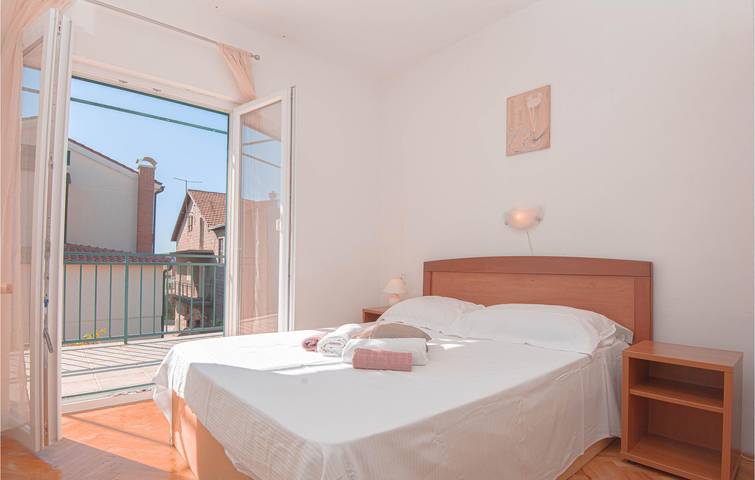 Ganze Ferienwohnung, Geräumige 2-Zimmer-Wohnung mit Terrasse, WLAN und 600 m zum Strand in Brodarica, Šibenik-Knin