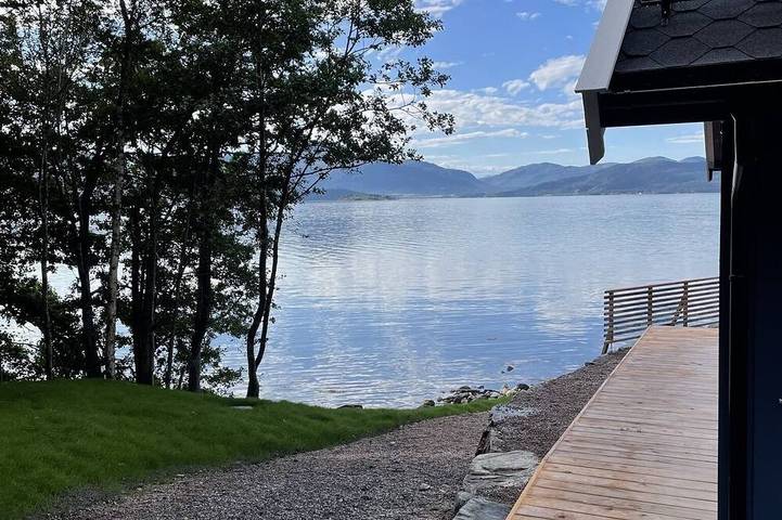 Villa Blue Dream - Traum Ferienhaus in direkter Fjordlage mit Jacuzzi & Sauna in Kristiansund, Nördliches Fjordnorwegen
