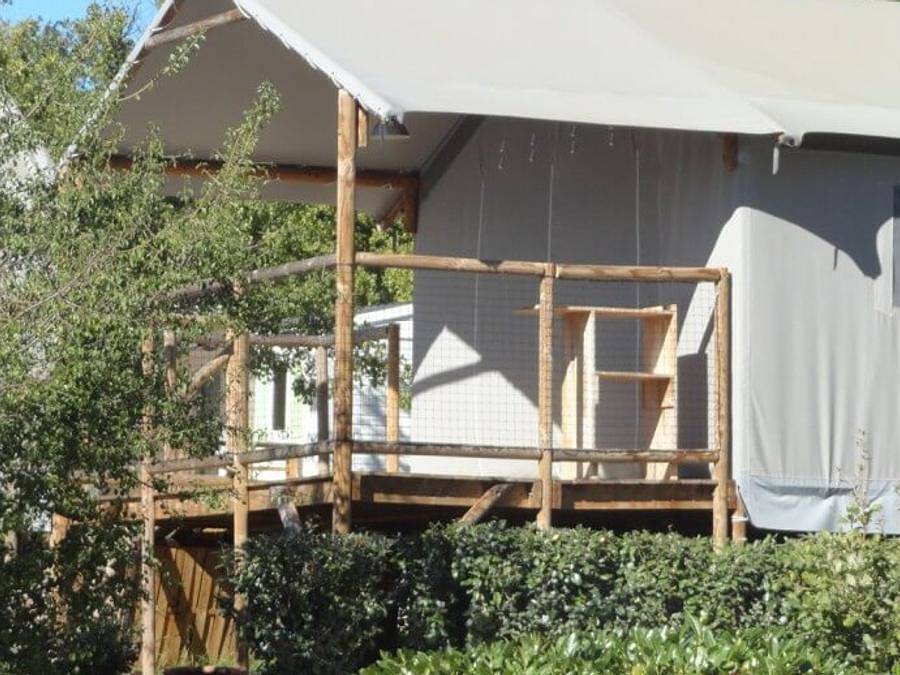 Flower Camping l'Epi Bleu - Tienda de lona y madera 4 personas - Cabane Lodge sur pilotis Confort 24m² (2 habitaciones) - 10m² terraza cubierta in Banon, Forcalquier region