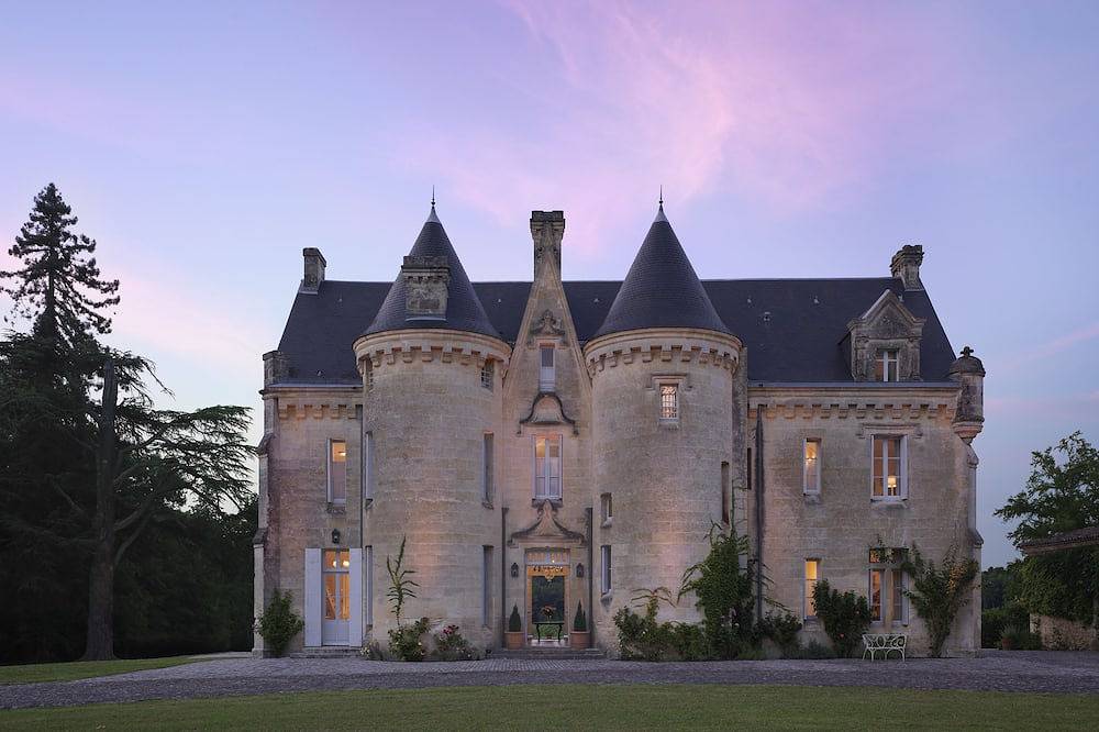 Château enchanteur du 19ème siècle situé parmi les vignes près de Bordeaux in Sadirac, Région de Bordeaux
