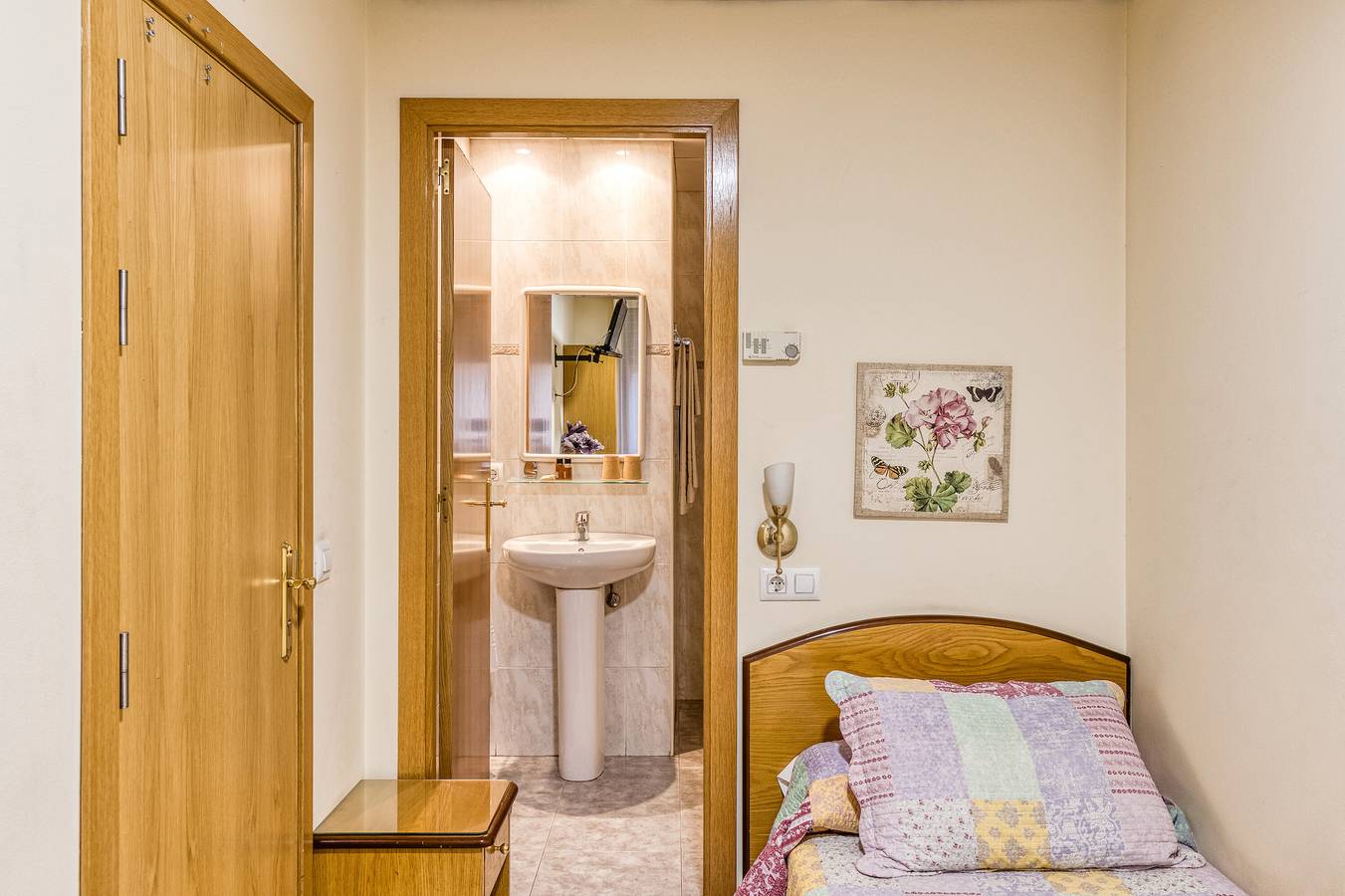 Bed and Breakfast 'Habitació Individual 1' con balcón, Wi-Fi y aire acondicionado in Figueras, Alt Empordà