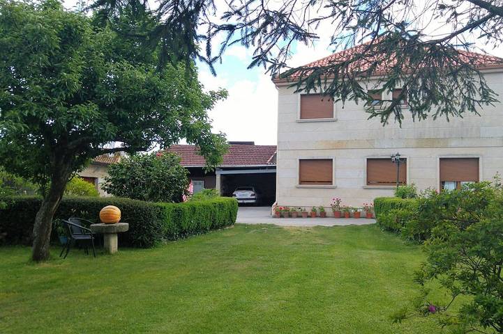 Casa de férias para 12 pessoas, com varanda e piscina e ainda jardim, com animais de estimação em Sanxenxo