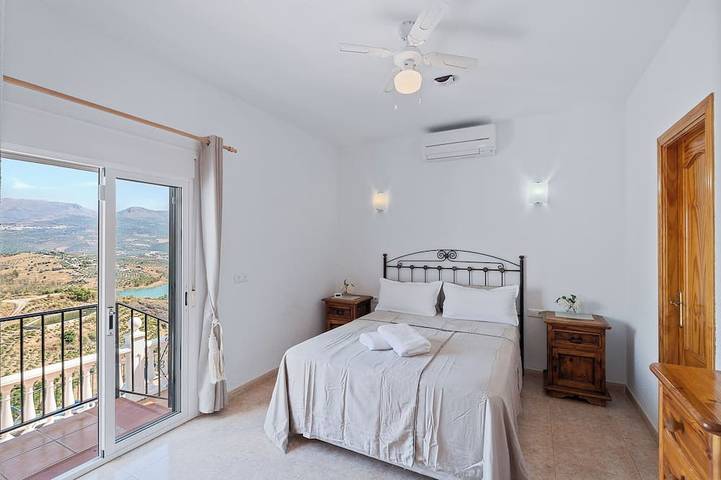 Casa Juan for 8 people, with a private pool, a patio with a grill, and a magnificent lake view in Los Romanes, Viñuela