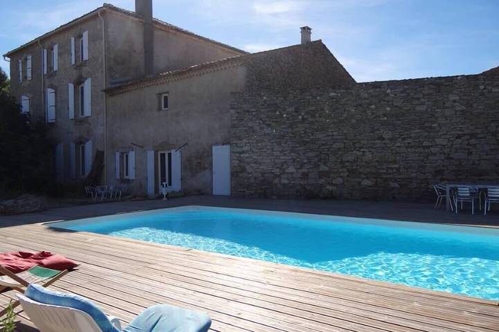 Location de vacances pour 12 personnes, avec terrasse et jardin à Pépieux