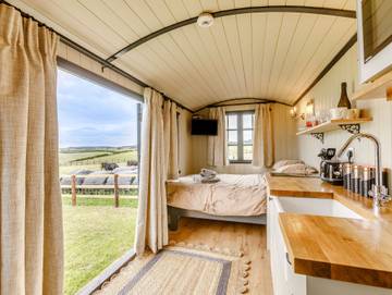 Log Cabin for 2 People in The Cotswolds, South East England, Photo 1