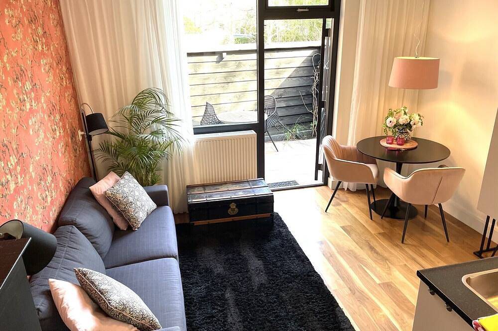 Geheel appartement, Boutique Apartments Bergen \"Pink\" with sunny private terrace & courtyard in Bergen (Noord-Holland), Noord-Holland - Kust van de Noordzee
