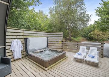 Log Cabin for 2 People in Somerset, England, Photo 2