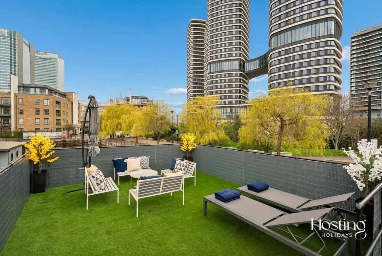 The Nautilus - Luxury 2-Bed Floating Home in Tower Hamlets, London