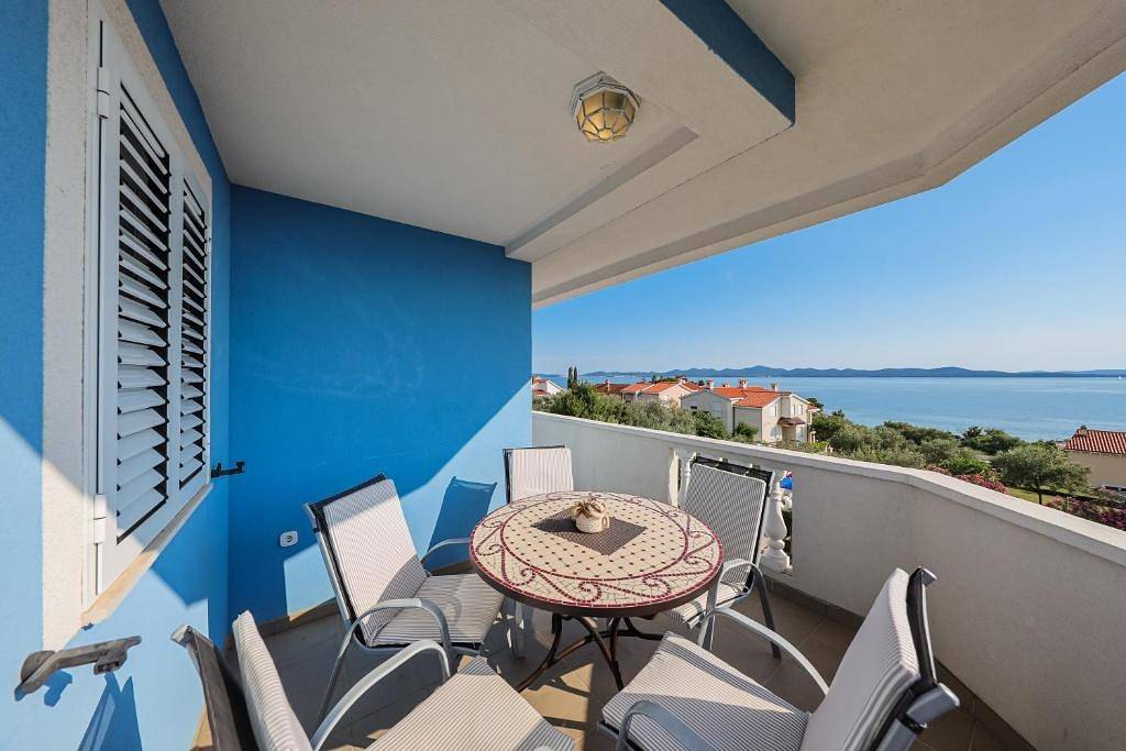 Ganze Wohnung, 2-Zimmer-Ferienwohnung mit Terrasse und Meerblick Kozino, Zadar A-25190-b in Strand Kožino, Zadar (Kommun)