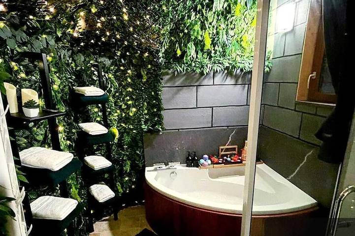 Location de vacances pour 8 personnes, avec jardin ainsi que jacuzzi et sauna dans Les Roches-l'Évêque - 4