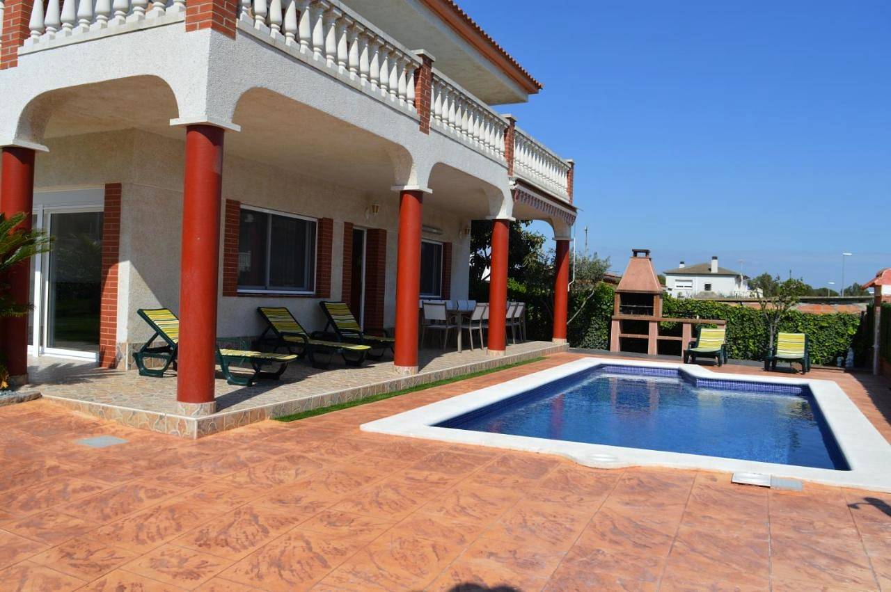 Vista Cunit es una gran casa con piscina, barbacoa in Cubelles, Garraf