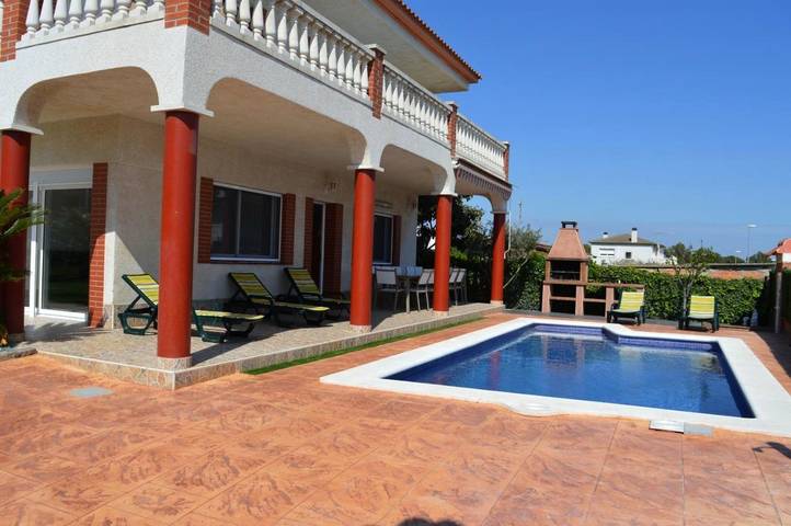 Casa de vacaciones para 14 personas, con Balcón y Terraza además de Jardín y Piscina en Cubellas
